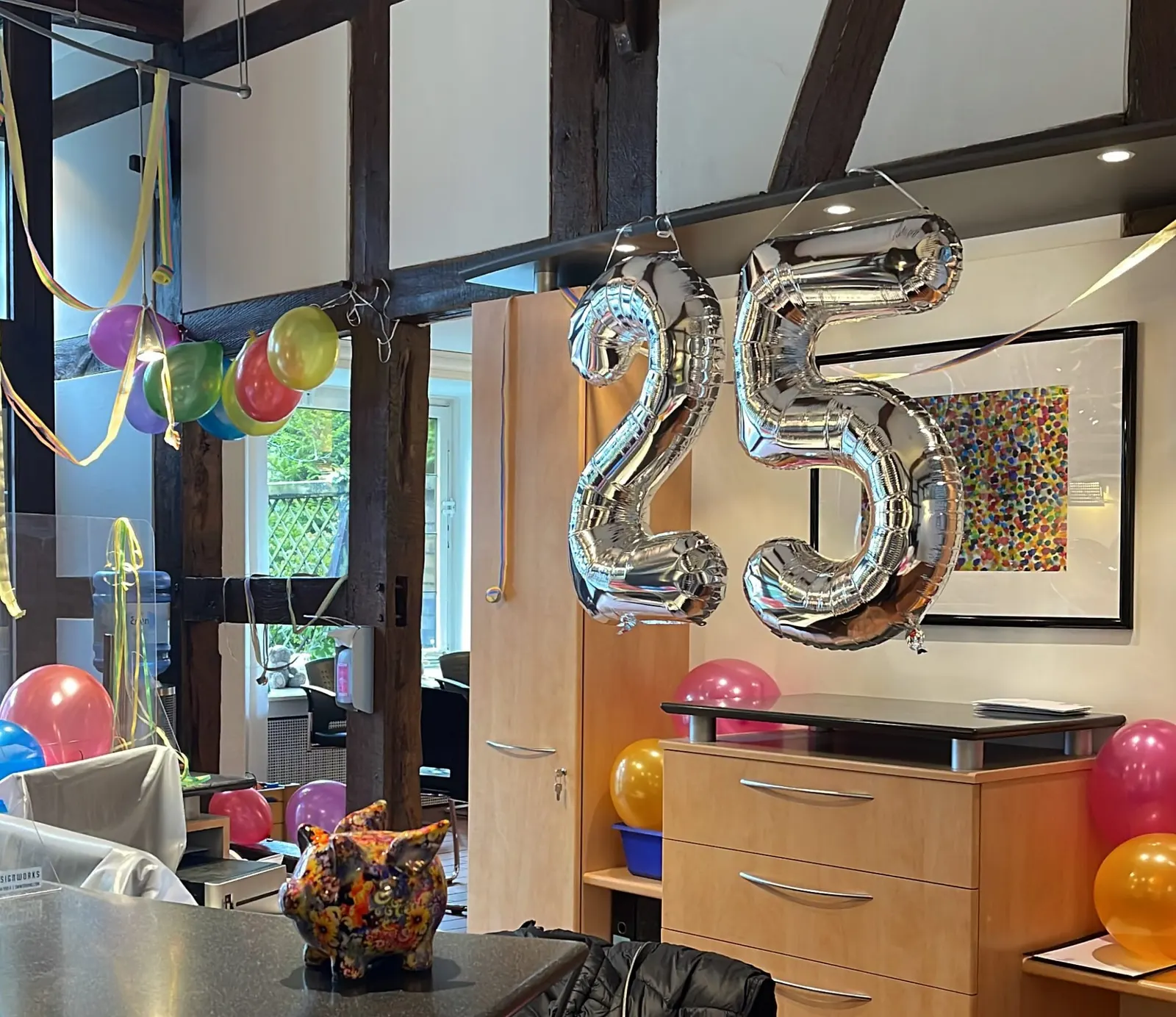 Empfang mit bunten Luftballons und silbernen Zahlenballons zum 25-jährigen Jubiläum