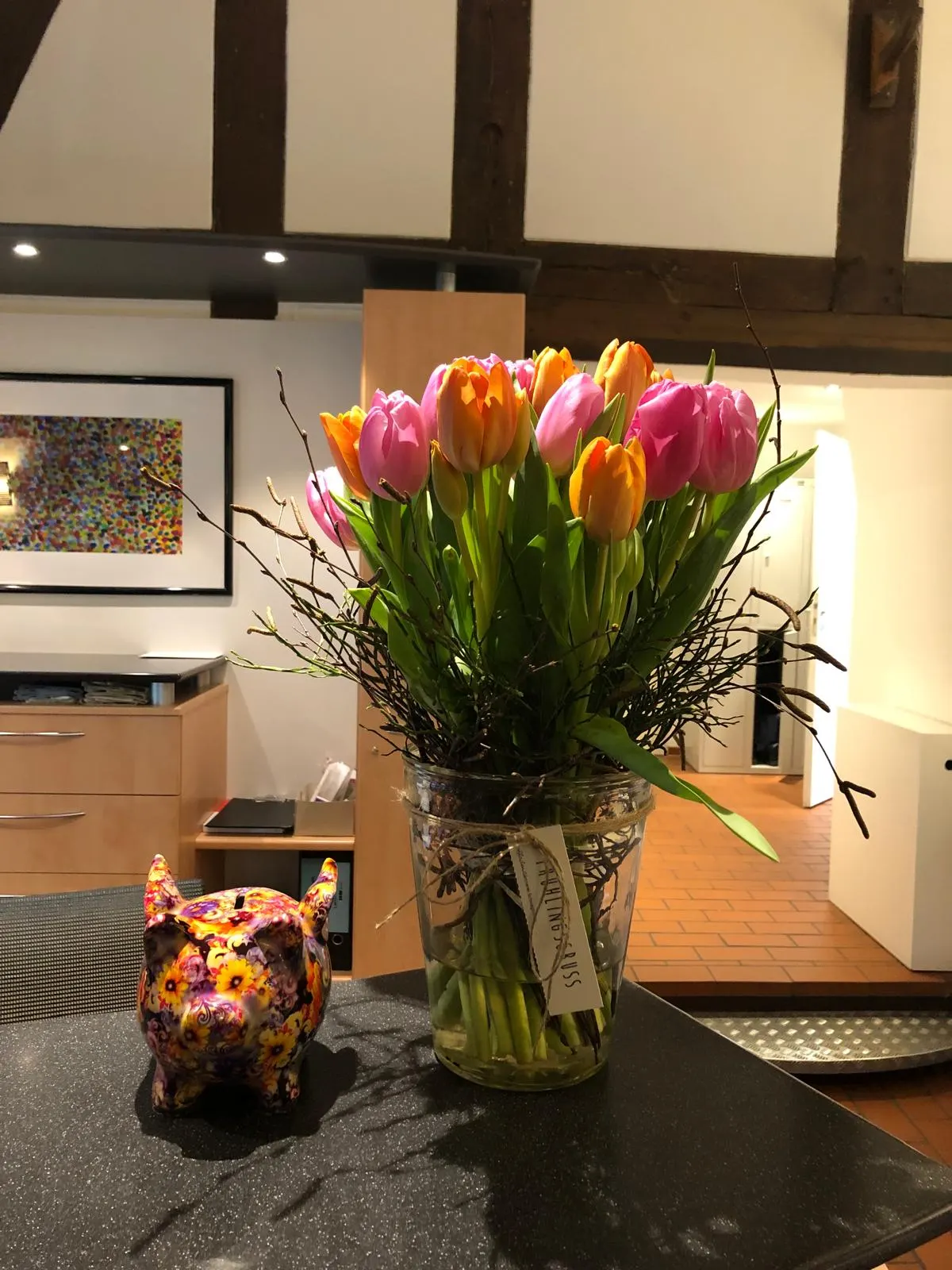 Vase mit bunten Tulpen auf dem Empfangstresen