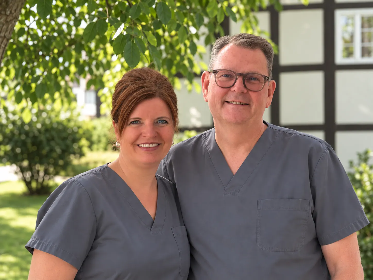 Dr. Anne und Dr. Burkhard Specht vor dem Fachwerkhaus ihrer Praxis